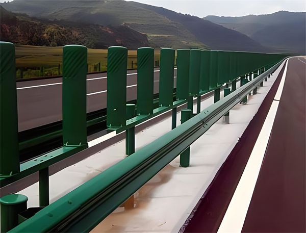 临高三波护栏板在高速公路的应用